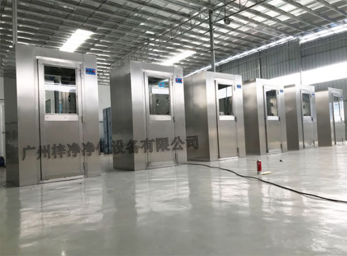 全不銹風淋室采用全不銹鋼材質制造，具有良好的耐腐蝕性、耐高溫性和耐磨損性。