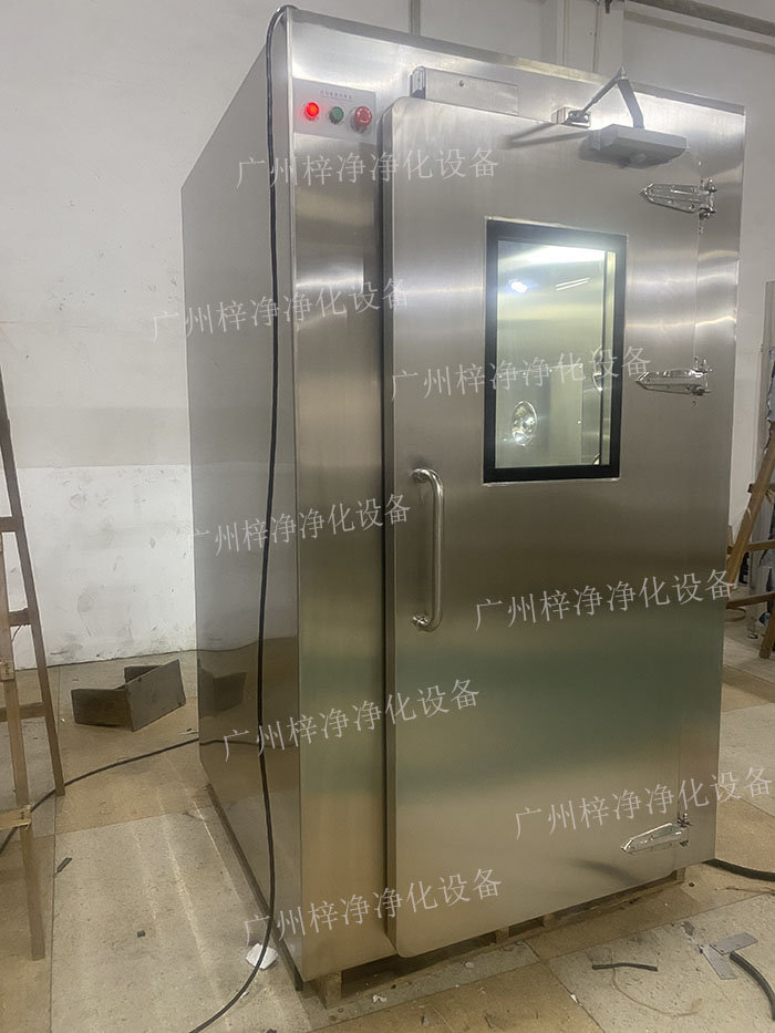 高端滿焊風淋室采用滿焊接工藝，無縫連接，防止塵埃進入，確保潔凈室的空氣質量。