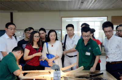 金秋無錫&bull;南通兩地高端設(shè)計師暨&ldquo;亞振海派藝術(shù)文化&rdquo;品鑒會完滿結(jié)束